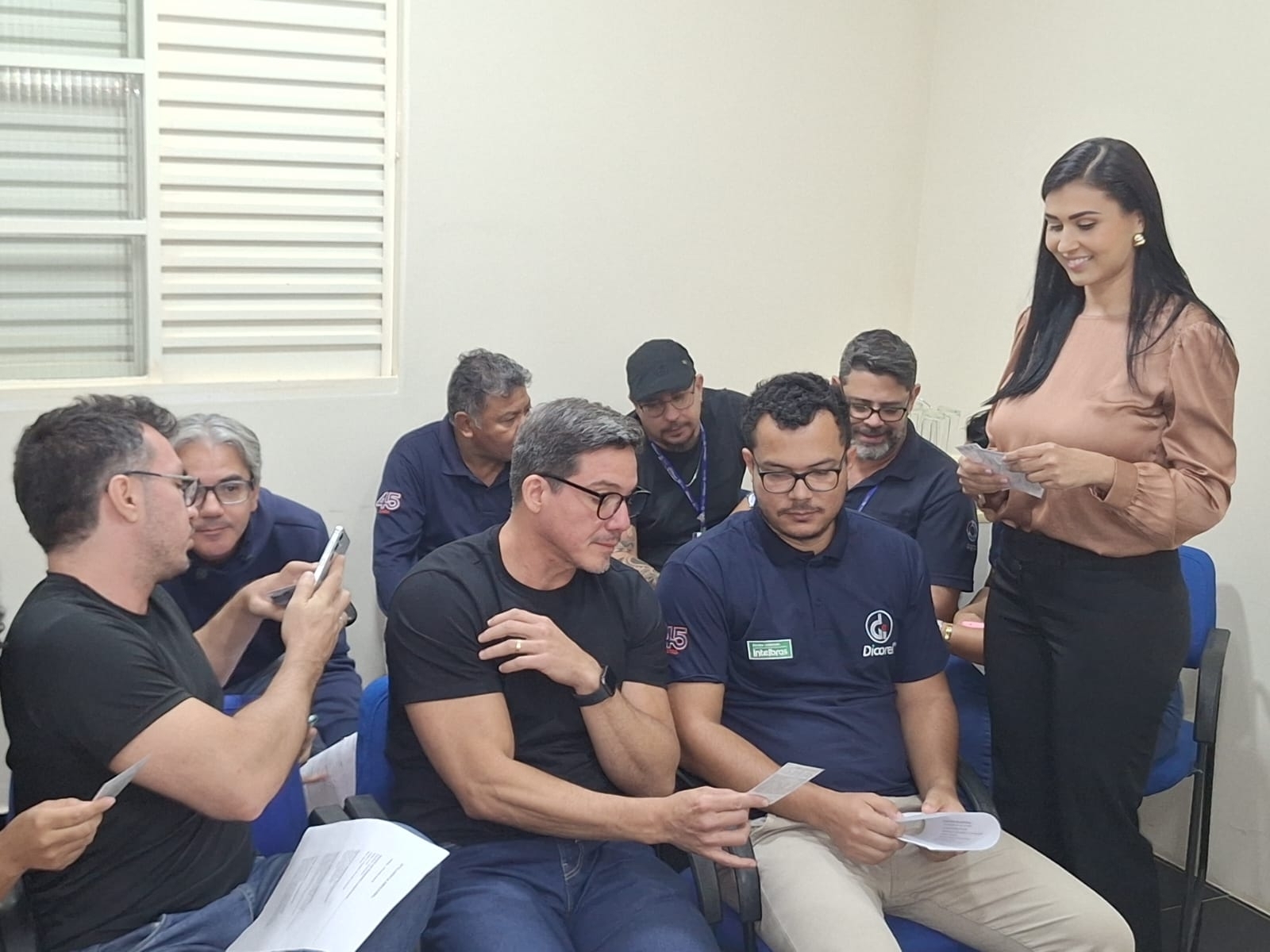Laura Savioli conduzindo uma atividade com uma equipe